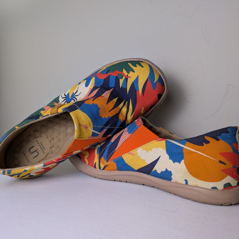 UIN Canvas slip-on shoe 9 Artsy Hawaiian Quirky Colorful